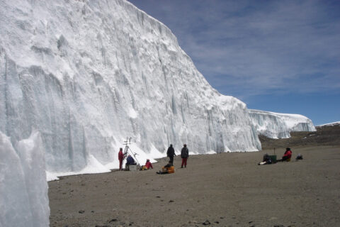 Installation of an automatic weather station in front of the ice cliff of the northern ice field on Kilimanjaro at an altitude of 5700 metres. (Image: Thomas Mölg)