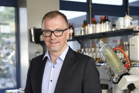 Prof.Dr. Andreas Hirsch, holder of the Chair of Organic Chemistry II at FAU, has received an ERC Advanced Grant for the second time. This special form of funding is used to promote top level research. (Image: (Image: FAU/Boris Mijat)