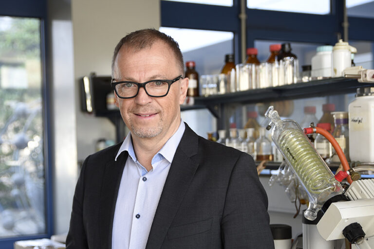 How a FAU researcher disassembles molecules