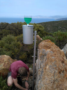 PhD student Tobias Juhlke installs storage rain gauges (Image: Robert van Geldern)