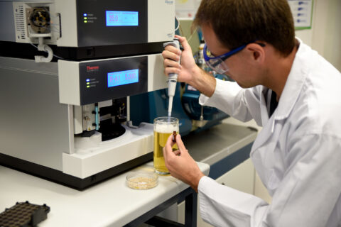 FAU-based researcher Thomas Sommer preparing a sample of beer. After processing, the level of hordenine in the sample is determined using high-performance liquid chromatography and mass spectrometry. Image: FAU/Katharina Götz)