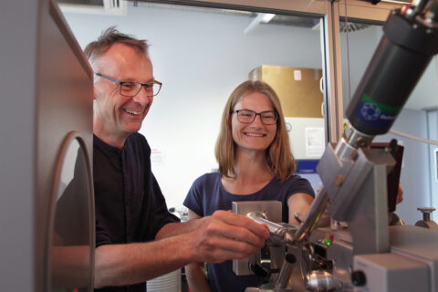 Prof. Dr. Yves Muller and Karin Schmidt, Chair of Biotechnology. (Image: FAU/Johannes Schweininger)