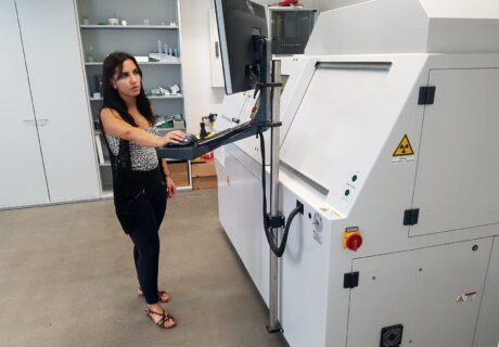 Patricia Rita at the CT scanner in the Geozentrum Nordbayern (image: FAU/Bryan Shirley)