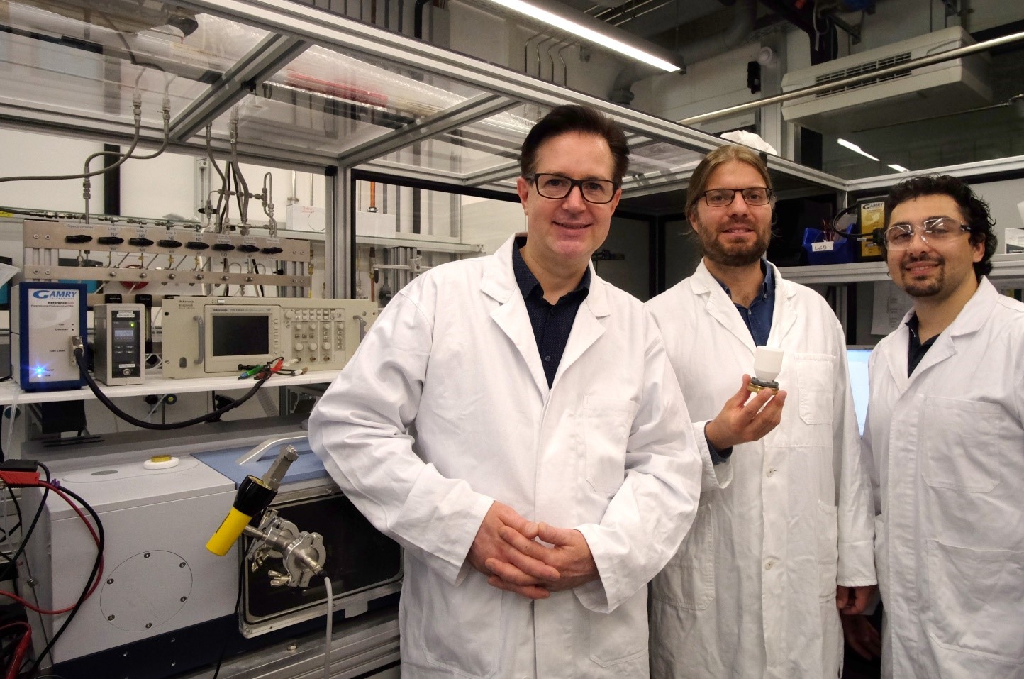 Spectroelectrochemical laboratory at the Department of Chemistry and Pharmacy at Friedrich-Alexander-Universität Erlangen-Nürnberg (FAU). From left: Prof. Dr. Jörg Libuda, Dr. Olaf Brummel, who is holding an infrared spectroscopy cell, and doctoral candidate Firas Faisal. (Image: FAU/Fabian Kollhoff)
