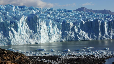 The Upsala Glacier in Argentina, the largest glacier in South America, flows into Lago Argentino. When such outlet glaciers shrink, they first have to form a new stable front. (Image: FAU/Matthias Braun)