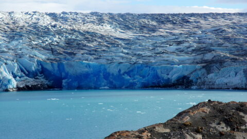 The Upsala Glacier in Argentina, the largest glacier in South America, flows into Lago Argentino. When such outlet glaciers shrink, they first have to form a new stable front. (Image: FAU/Matthias Braun)