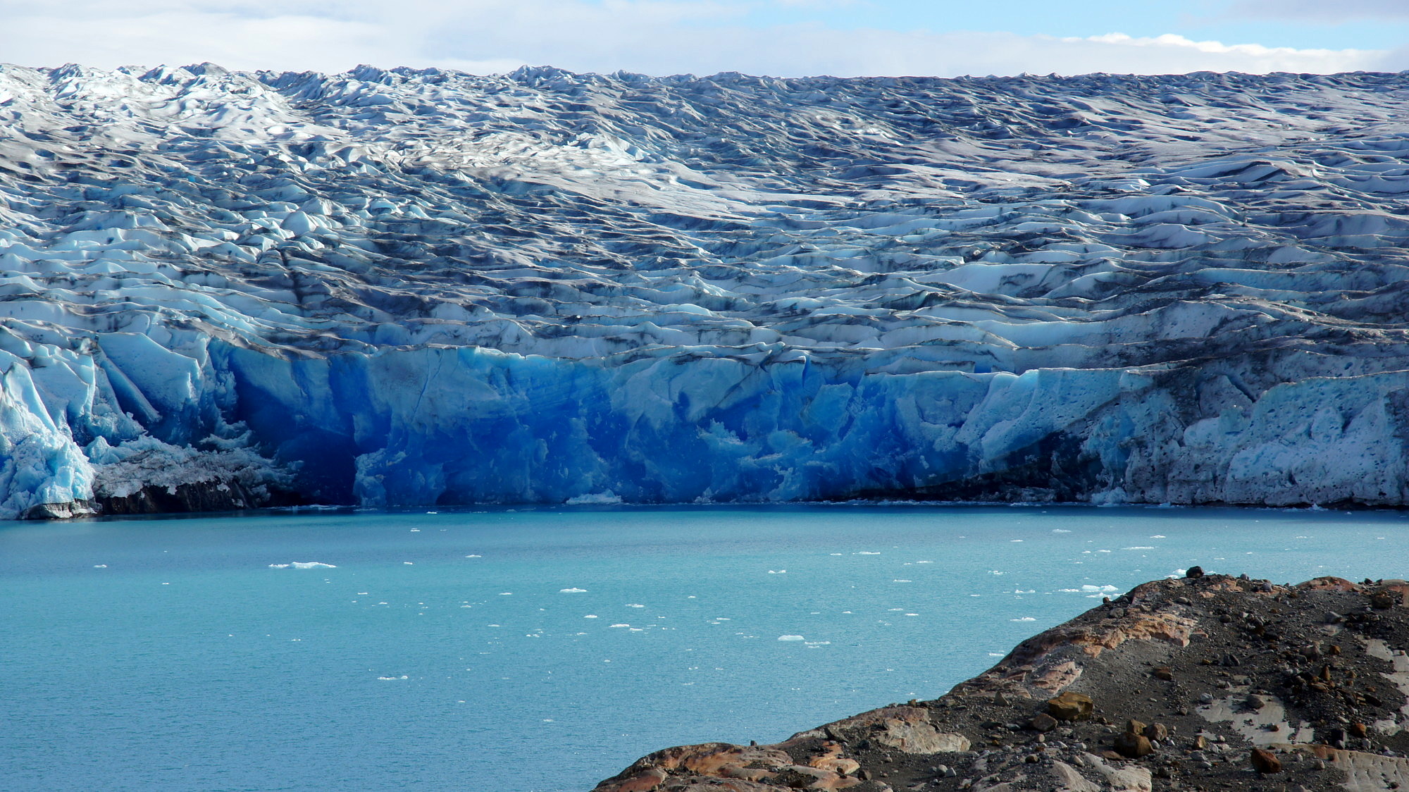The Upsala Glacier in Argentina, the largest glacier in South America, flows into Lago Argentino. When such outlet glaciers shrink, they first have to form a new stable front. (Image: FAU/Matthias Braun)