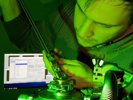 Physicist Martin Hauck fits a silicon carbide transistor into the measuring apparatus: researchers at FAU have discovered a method for finding defects at the interfaces of switches (photo: FAU/Michael Krieger, Martin Hauck).