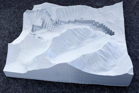 Hands-on research: Dr. Johannes Fürst has printed a 3D model of the Tellbreen glacier on Spitzbergen in the FABLab at FAU. (Image: Dr. Johannes Fürst)