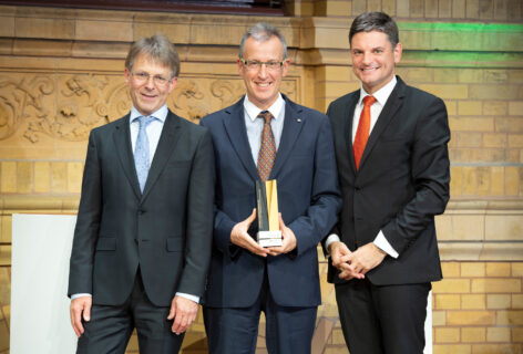 The mathematician Prof. Dr. Dr. hc. Enrique Zuazua nominated by FAU has been awarded an Alexander von Humboldt professorship. (from left): President of the Humboldt Foundation Prof. Dr. Hans-Christian Pape, Humboldt professor Enrique Zuazua, FAU President Prof. Dr. Joachim Hornegger(Image: Humboldt Foundation/David Ausserhofer). (Bild: Humboldt-Stiftung/David Ausserhofer)