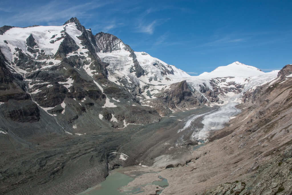 Pasterze Glacier at the Großglockner (back left) in the Hohe Tauern region in Austria. The Pasterze is the largest glacier in Austria and is one of the most debris-covered glaciers in the Alps. (Image: FAU/Christian Sommer)