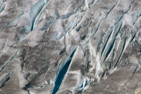 Glacial crevices filled with meltwater in the lower regions of the Great Aletsch Glacier in summer 2019. (Image: FAU/Christian Sommer)