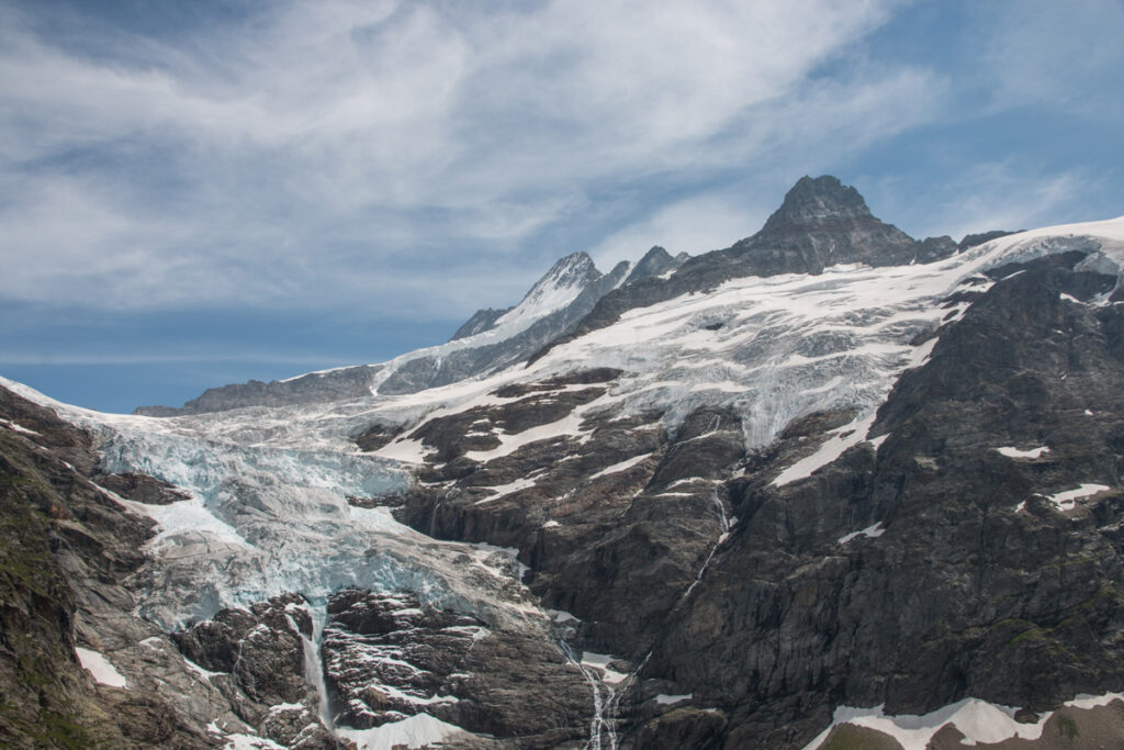 Upper Grindelwald Glacier and Schreckhorn (back right) in the Bernese Alps. The Grindelwald Glacier has receded significantly in the past decades and has since split into several pieces. (Image: FAU/Christian Sommer)