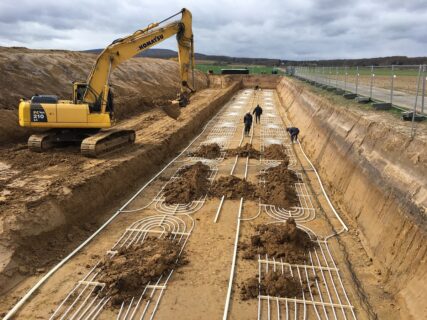 The picture shows a construction site where collectors are installed.