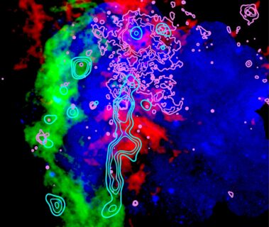 In the image, the two colliding atomic hydrogen components (cold gas) are shown in green and red, while the X-ray emission observed with XMM-Newton (hot plasma) is shown in blue (Image: Jonathan Kniess).