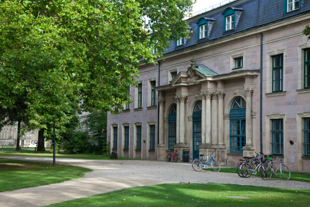 The image shows the building of the GeoZentrum Nordbayern.