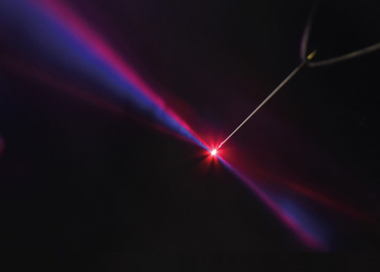 FAU physicists measure and control electron release from metals in the attosecond range