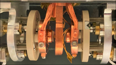 Towards entry "Insulating metals – FAU researchers use optical cavities in order to control the electrical conductivity of materials"