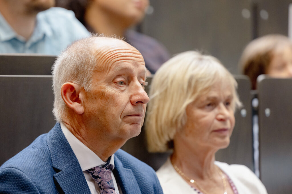 Prof. Dr. Wolfgang Lück (University of Bonn) and his wife Sibylle Lück listen to the laudatory speech. (Image: Kurt Fuchs / FAU)